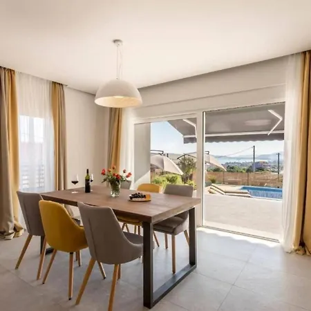 Modern Three Bedroom With Pool Kaštela