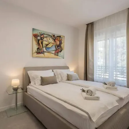 Modern Three Bedroom With Pool