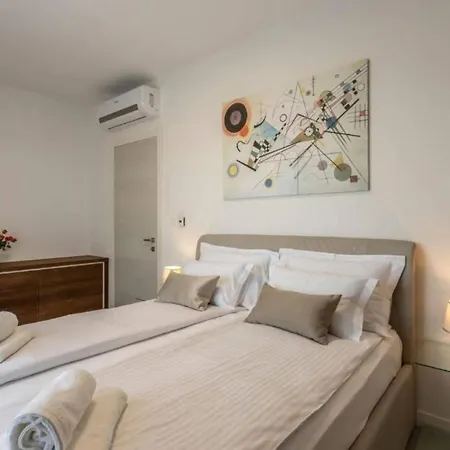 Villa Modern Three Bedroom With Pool *