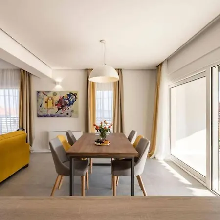 Modern Three Bedroom With Pool *
