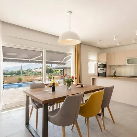 빌라 Modern Three Bedroom With Pool Kaštela
