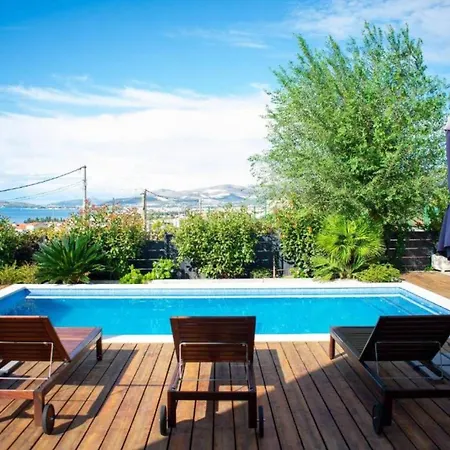 Modern Three Bedroom With Pool Kaštela